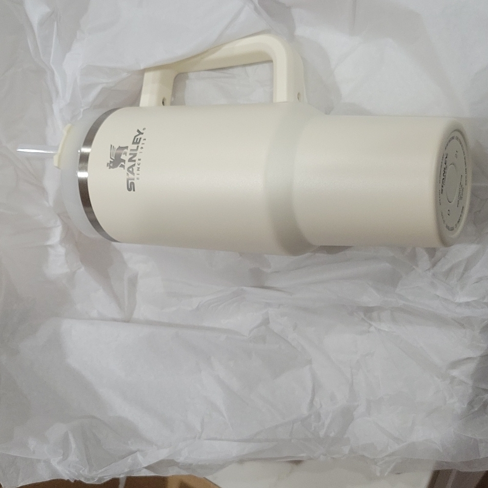 Brand new with tags and box Stanley Cream adventure quencher 40oz
